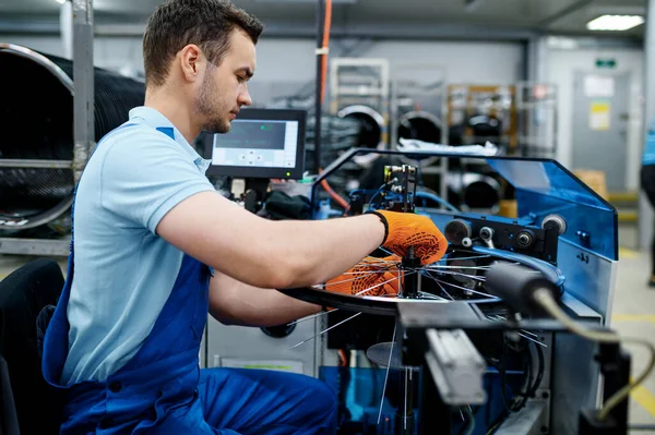 Arbeiter Mit Werkzeugmaschine Montiert Neue Fahrradspeichen Der Fabrik Montage Der — Stockfoto