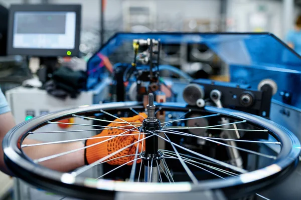 Worker Machine Tool Checks Bicycle Rim Backlash Factory Bike Wheels — Stock Photo, Image