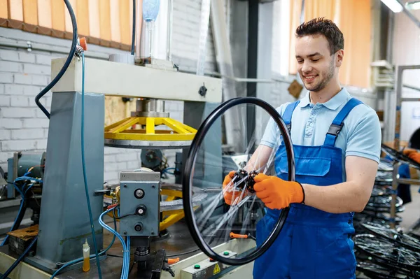 Werknemer Uniform Houdt Fietswiel Buurt Van Werktuigmachine Fabriek Fietsvelgen Spaken — Stockfoto