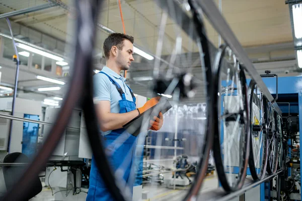 装配线上的工人在工厂里制造自行车轮 车间中的自行车轮圈和轮毂生产 自行车零件安装 现代技术 — 图库照片