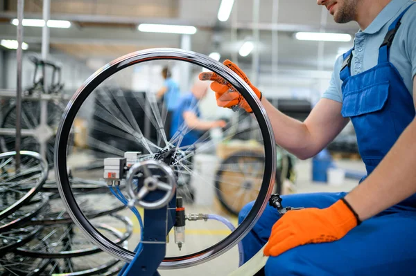 Male Worker Machine Tool Checks Bicycle Rim Factory Bike Wheels — Stock Photo, Image