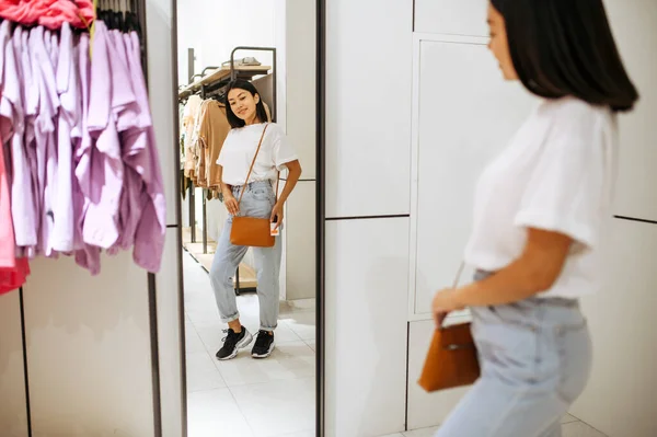 Χαρούμενη Γυναίκα Που Διαλέγει Τσάντα Στο Κατάστημα Ρούχων Γυναικεία Ψώνια — Φωτογραφία Αρχείου
