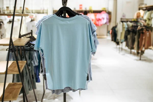 Kleider Auf Kleiderbügeln Bekleidungsgeschäft Niemand Modegeschäft Oder Boutique Interieur Bekleidung — Stockfoto