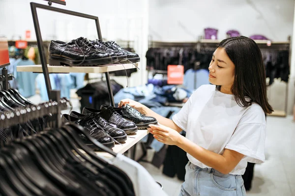 Молодая Женщина Выбирает Обувь Магазине Одежды Женщина Делает Покупки Модном — стоковое фото