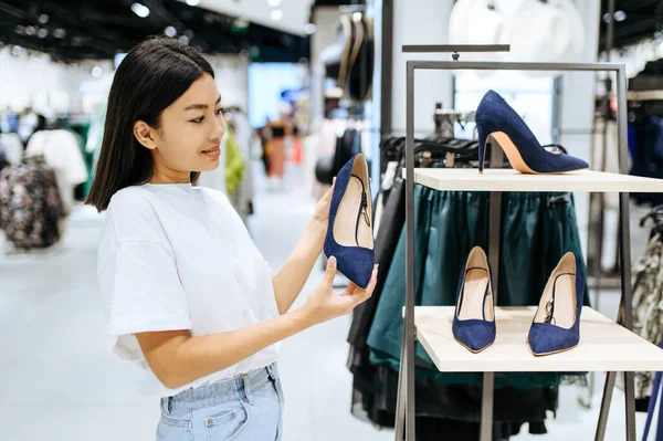 Mujer Bonita Eligiendo Zapatos Tienda Ropa Mujer Persona Compras Boutique — Foto de Stock