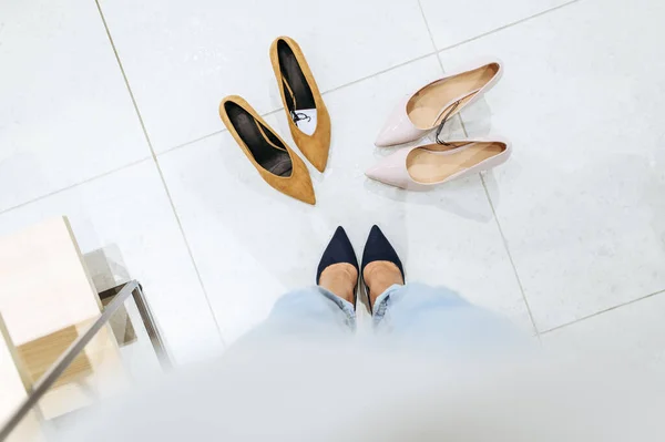 Ayakkabı Mağazasında Ayakkabı Deneyen Genç Bir Kadın Ayakların Manzarası Moda — Stok fotoğraf