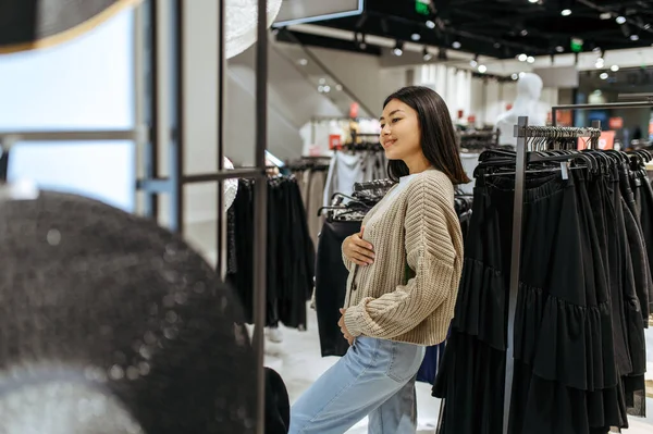 Mladá Žena Zkouší Svetr Obchodě Oblečením Žena Osoba Nakupování Módní — Stock fotografie