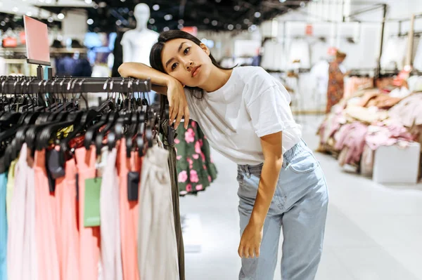 Unavená Žena Obchodě Oblečením Žena Osoba Nakupování Módní Butik Shopaholic — Stock fotografie