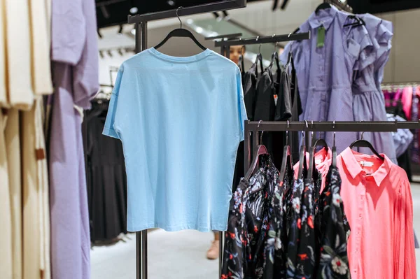 Collection Vêtements Sur Des Étagères Dans Magasin Vêtements Personne Boutique — Photo