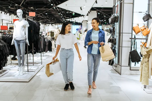 Smiling Girlfriends Cardboard Bags Walks Clothing Store Women Shopping Fashion — Stock Photo, Image