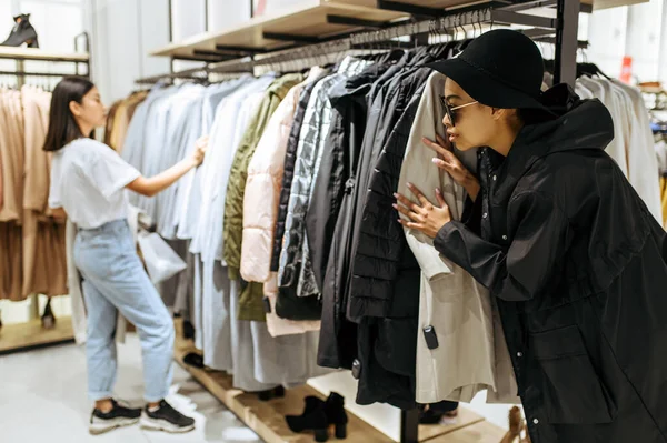 Dvě Roztomilé Dívky Kupující Oblečení Obchodě Oblečením Ženy Nakupování Módní — Stock fotografie