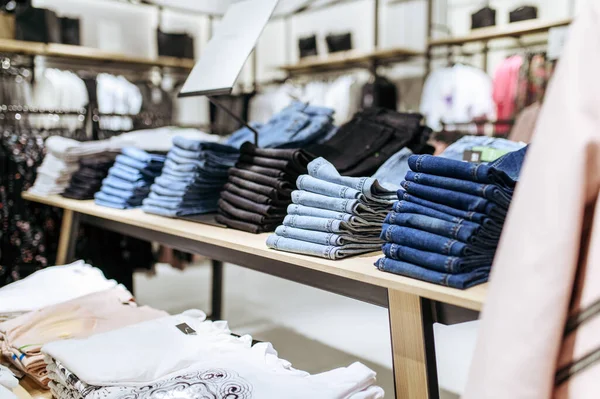 Kleren Jeans Collectie Plank Kledingwinkel Niemand Fashion Shop Boetiek Interieur — Stockfoto