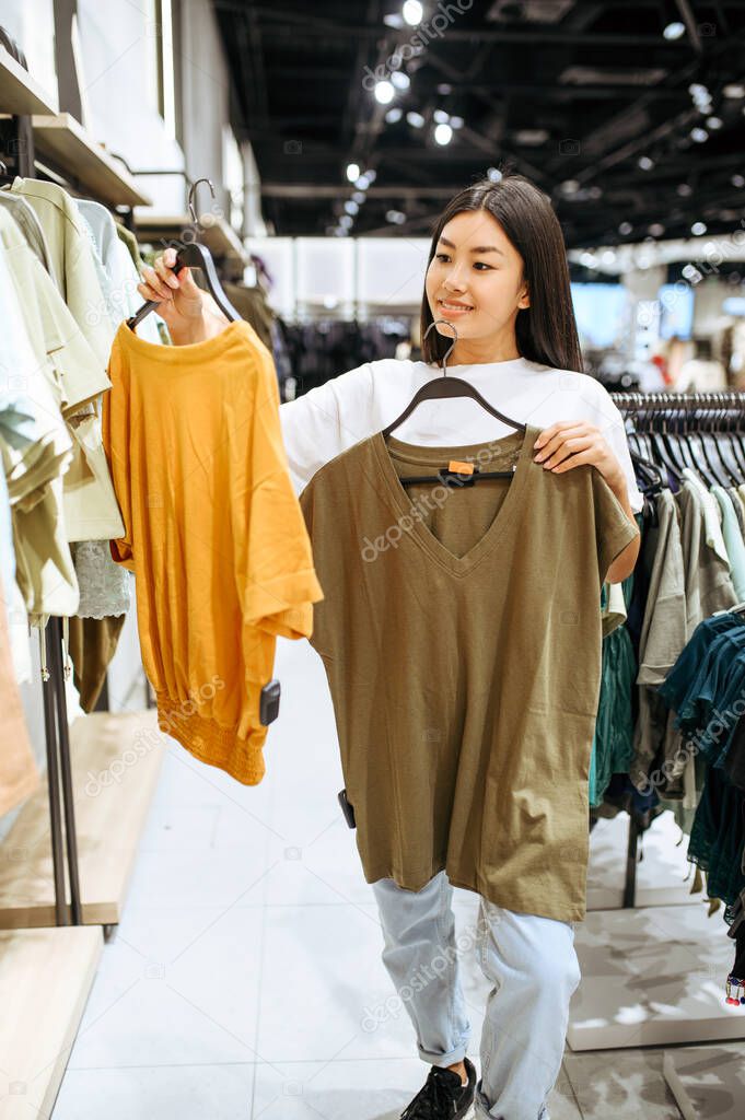 Fotos de Mujer Alegre Eligiendo Ropa Tienda Ropa Mujer Compras Boutique  Moda - Imagen de © Nomadsoul1 #405750418