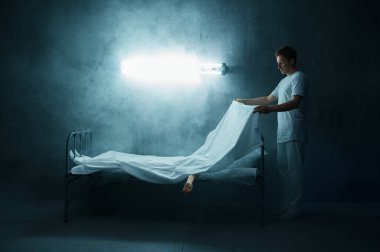 Üzgün psikopat adam yatakta bir kadına bakıyor, arka planda karanlık bir oda. Psikedelik kişilik her gece sorun yaşıyor, depresyon ve stres, üzüntü, psikiyatri hastanesi
