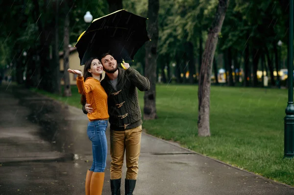 快乐的恋人喜欢夏天的雨天 男男女女站在雨伞下 浪漫的约会在小径上 潮湿的天气在小巷里 — 图库照片