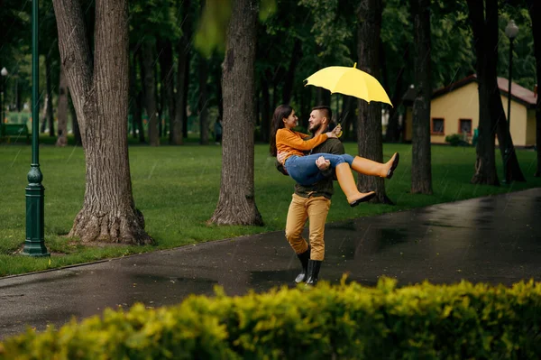 在夏日的雨天 快乐的情侣们放松一下 男人和女人在雨伞下拥抱 在人行道上浪漫的约会 在小巷里潮湿的天气 — 图库照片