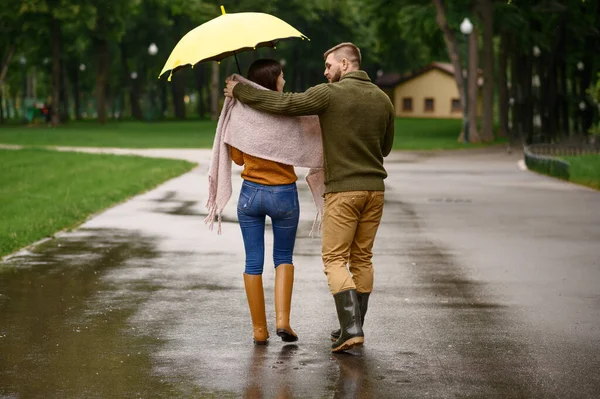 爱情夫妻在公园里喝着热咖啡 夏天下雨天 男男女女站在雨伞下 浪漫的约会在小径上 潮湿的天气在小巷里 — 图库照片