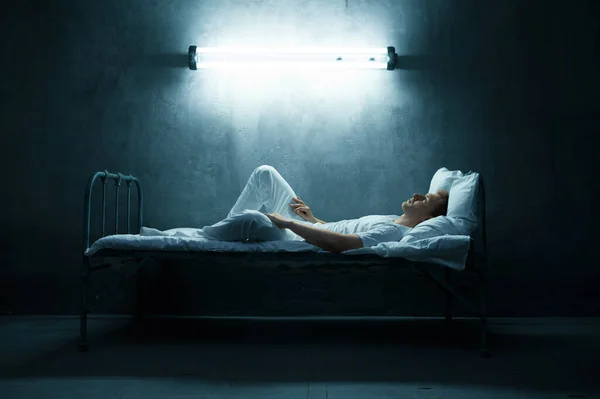 Психо Чоловік Лежить Ліжку Темна Кімната Фоні Психоделічна Людина Має — стокове фото