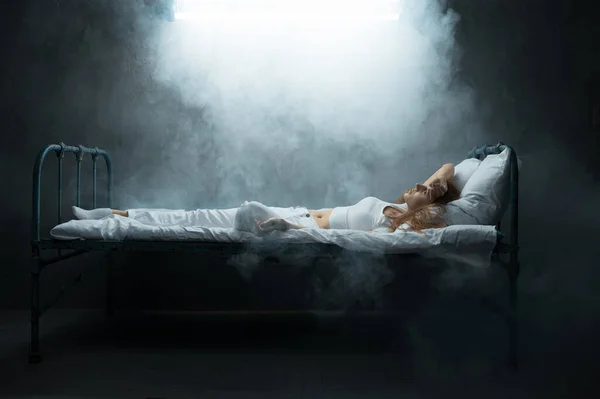 Ψυχοπαθής Ξαπλωμένη Στο Κρεβάτι Σκοτεινό Δωμάτιο Στο Βάθος Ψυχεδελικό Άτομο — Φωτογραφία Αρχείου
