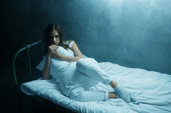 Божевільна Жінка Обіймає Подушку Ліжку Темна Кімната Фоні Психоделічна Людина — стокове фото