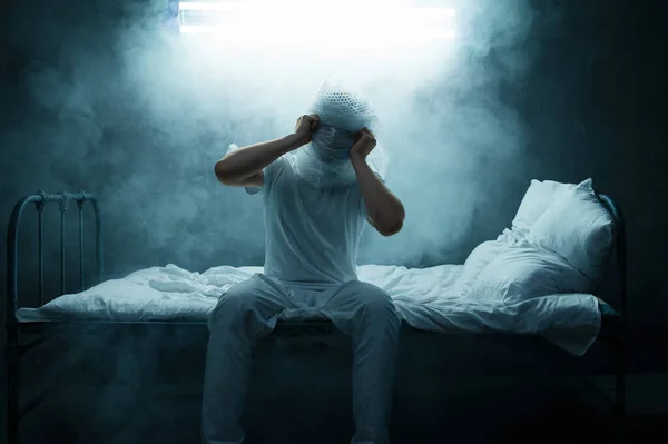 Gekke Man Slapeloosheid Donkere Rokerige Kamer Achtergrond Psychedelische Persoon Met — Stockfoto