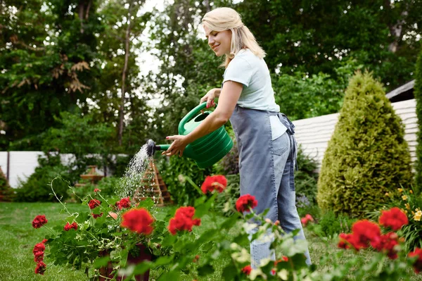 Femme Tablier Arrosant Des Fleurs Dans Jardin Femme Jardinier Prend — Photo