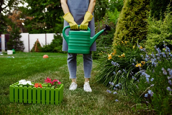 Femme Tablier Gants Tient Arrosoir Dans Jardin Femme Jardinier Prend — Photo