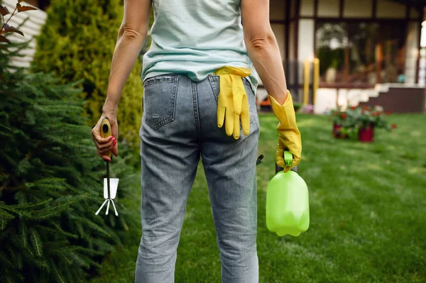 Mulher Com Spray Enxada Jardim Vista Para Trás Jardineiro Feminino — Fotografia de Stock