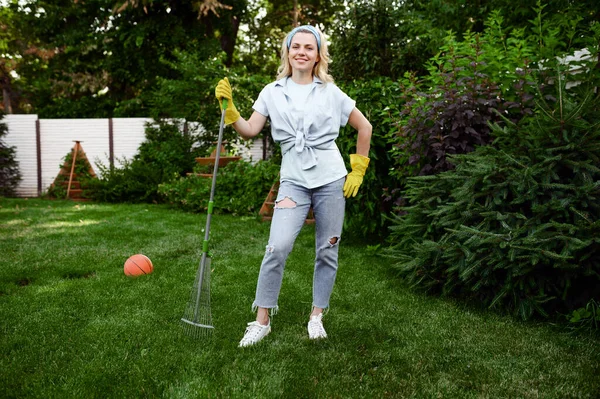 Smiling Woman Rake Works Garden Female Gardener Takes Care Plants — Stock Photo, Image