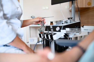 ent 'te kadın laringolog ve sandalyeye mahkum hasta. Klinikte kulak ve burun muayenesi, profesyonel teşhis, kalp doktoru. Tıbbi uzman ve hastanede çalışan bir kadın, otolaryngolog.