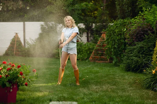 Aantrekkelijke Vrouwelijke Tuinier Met Slangenbesproeiingsinstallaties Tuin Vrouw Zorgt Voor Bloemen — Stockfoto