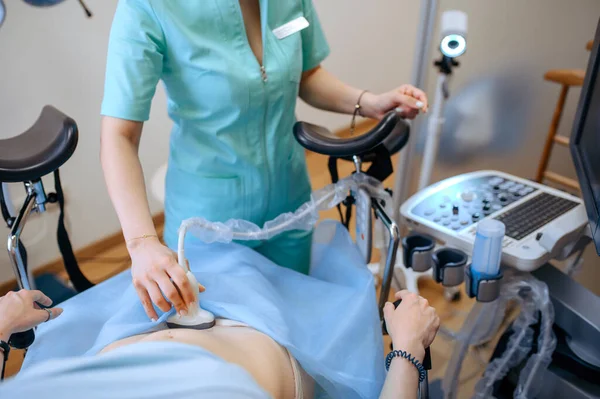 Ženská Gynekoložka Dělá Ultrazvukové Vyšetření Gynekologické Vyšetření Klinice Gynekologická Konzultace — Stock fotografie