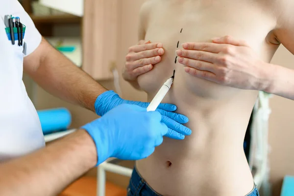 Cirujano Masculino Prepara Mujer Para Cirugía Plástica Clínica Corrección Mamaria — Foto de Stock