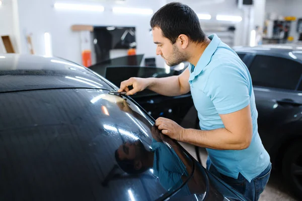 Envoltura Masculina Instala Tintado Del Coche Servicio Afinación Trabajador Aplicando — Foto de Stock