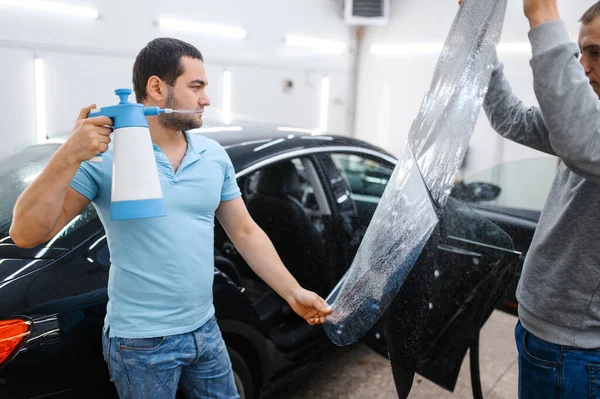 Mężczyzna Pracownik Spray Barwienia Samochodu Tuning Service Mechanik Stosujący Odcień — Zdjęcie stockowe