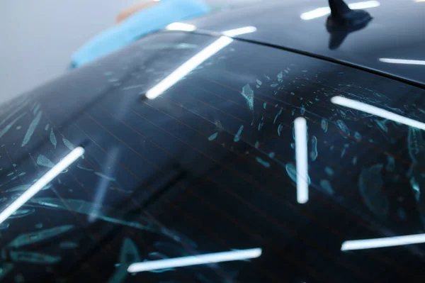 在后车窗上浇上润色 车辆调音服务 Vinyl Tint Installation Business Garage Tinted Car Glass — 图库照片