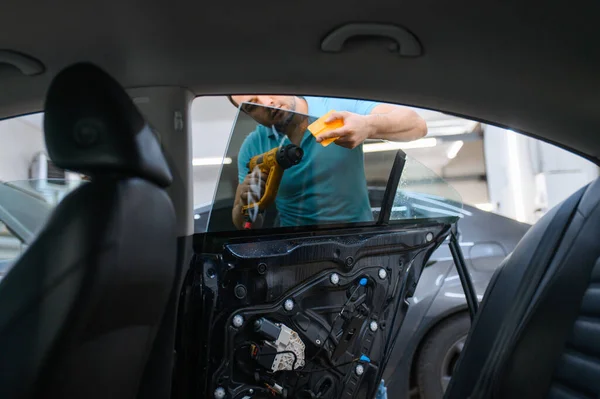 Especialista Masculino Instala Tintura Carro Molhado Serviço Afinação Mecânico Aplicando — Fotografia de Stock