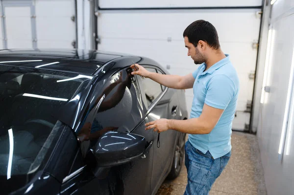 Male Worker Tries Wetted Car Tinting Tuning Service Mechanic Applying — Stock Photo, Image