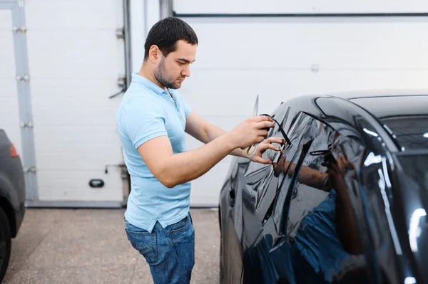 Maschio Lavoratore Detiene Foglio Pellicola Auto Colorazione Installazione Servizio Messa — Foto Stock