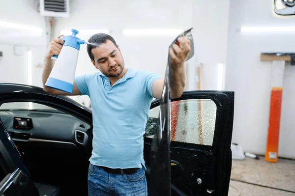Mężczyzna Specjalista Spray Barwienia Samochodu Tuning Service Mechanik Stosujący Odcień — Zdjęcie stockowe