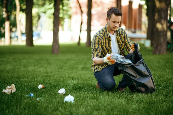 Jeune Homme Ramasse Les Ordures Dans Sac Dans Parc Faisant — Photo