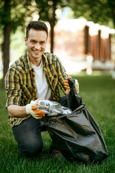 Jongeman Verzamelt Afval Een Zak Het Park Vrijwilligerswerk Mannelijke Persoon — Stockfoto
