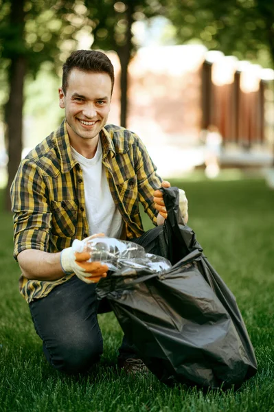 Joven Recoge Basura Una Bolsa Parque Voluntariado Hombre Limpia Bosque — Foto de Stock