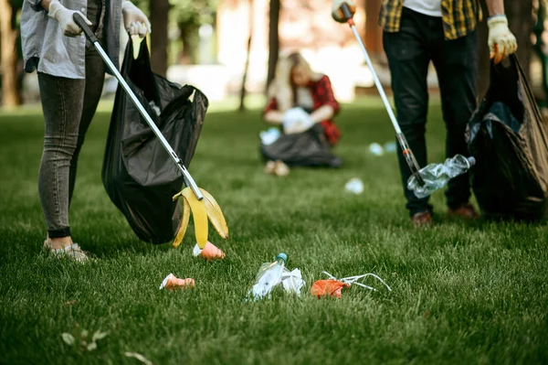 Young People Collects Trash Plastic Bags Park Volunteering Volunteers Cleans — Stock Photo, Image