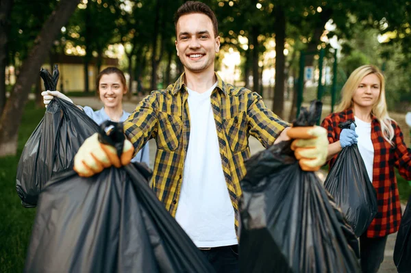 Gönüllüler Gönüllü Olarak Parktaki Tüm Plastik Çöp Torbalarını Tutuyorlar Erkek — Stok fotoğraf