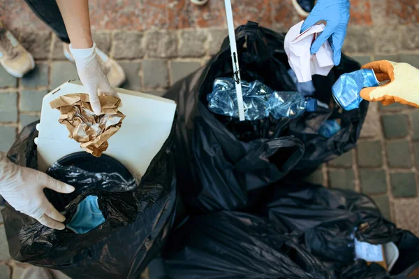 Gönüllüler Parkta Çöp Topluyor Gönüllü Oluyor Erkek Kişi Ormanı Temizler — Stok fotoğraf