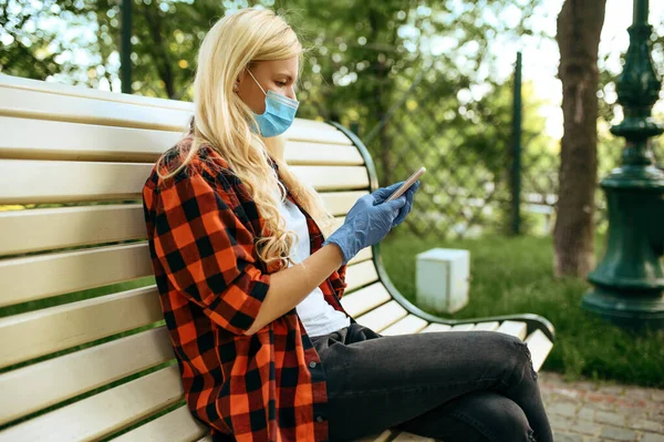 Maskeli Genç Bir Kadın Parkta Bankta Oturuyor Karantinada Salgın Sırasında — Stok fotoğraf