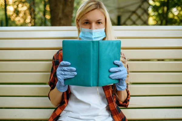 Young Woman Mask Leisures Bench Park Quarantine Female Person Walking — Stock Photo, Image