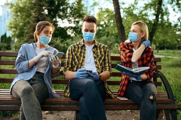 Jovens Mascarados Sentados Banco Parque Quarentena Mulher Caminhando Durante Epidemia — Fotografia de Stock