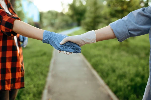 Junges Liebespaar Handschuhen Spazieren Park Quarantäne Romantisches Treffen Während Der — Stockfoto